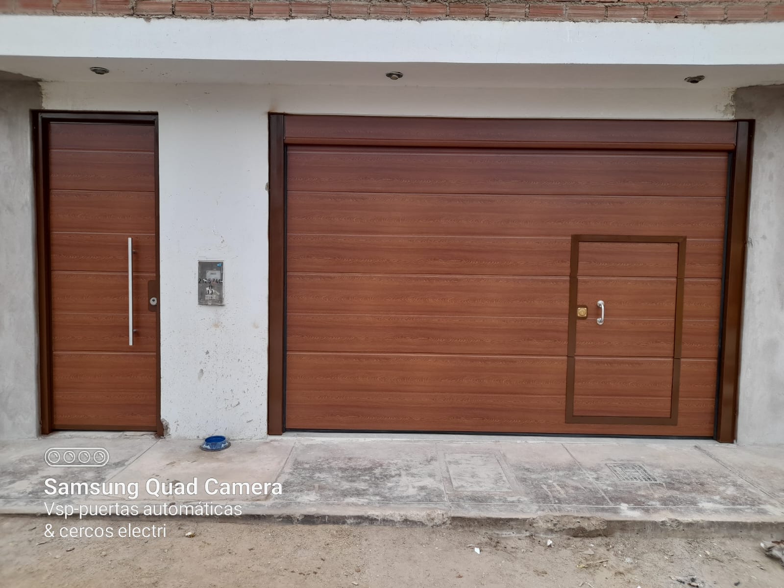 Puerta de garaje y puerta principal